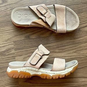 Bionica Nisha Leather Sandal